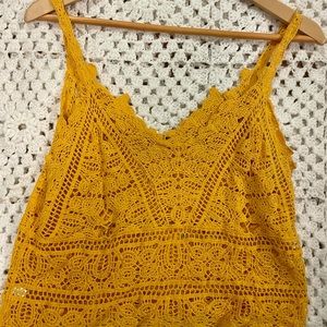 Yellow crochet flowy tank💛 size small